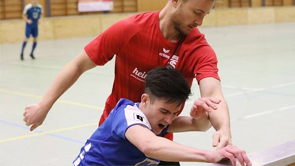 Duell an der Bande: Inchenhofens Robert Burtscheid (rotes Trikot) gegen Aichachs Philipp Hopfensitz.   F.: Sebastian Richly