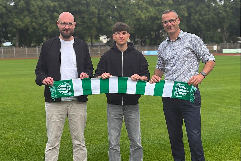 Jan Morshäuser (Mitte), eingerahmt von Cheftrainer Jan Gernlein (li.) und Kaderplaner Jürgen Hein. 