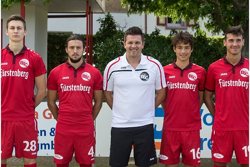 Die neuen Gesichter beim Bahlinger SC, von links: Felix Higl, Michael Respondek, Trainer Zlatan Bajramovic, Piakai Henkel und Anes Vrazalica   | Foto: Patrick Seeger