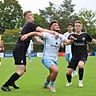Ab durch die Mitte will hier Löwe Samir Neziri, doch die Pipinsrieder Fabian Willibald (links) und Tim Greifenegger haben was dagegen.