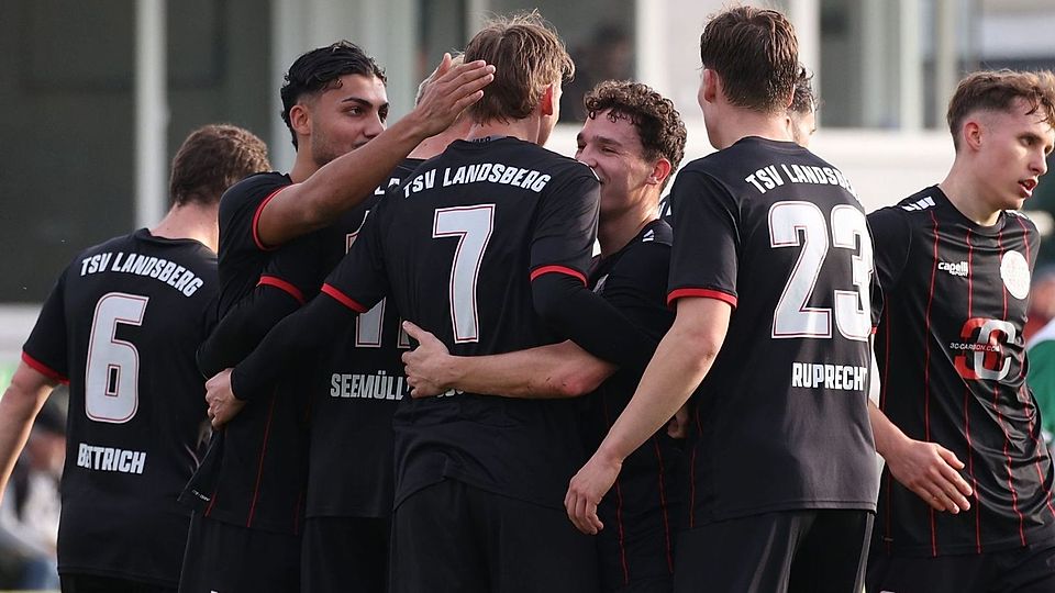 Landsberg bejubelt den Sieg im Top-Spiel gegen den FC Deisenhofen.