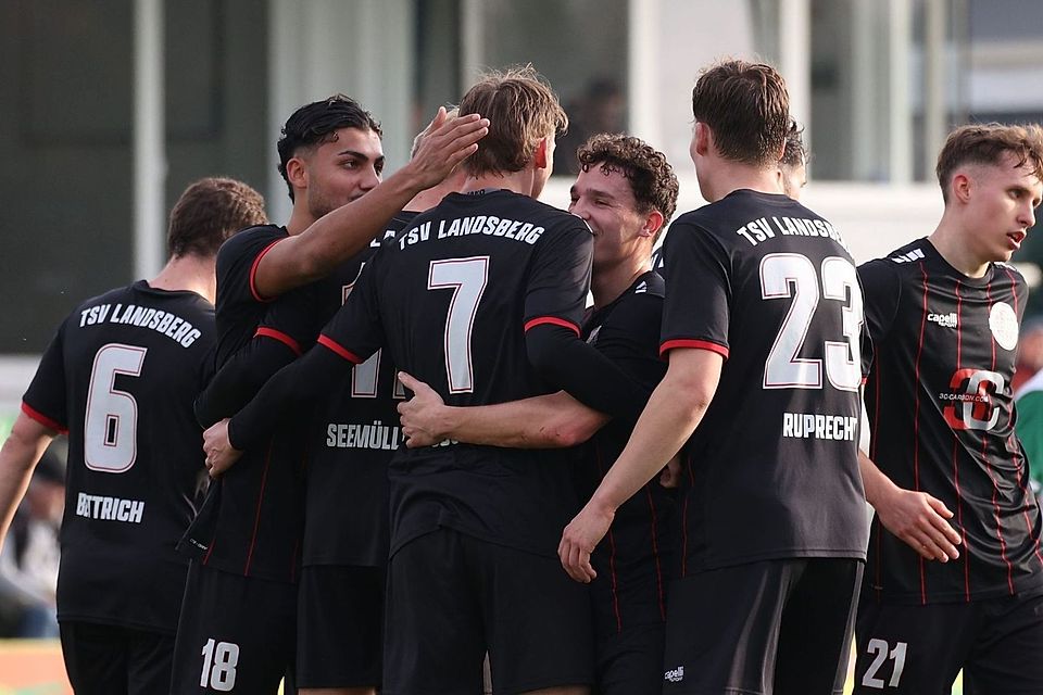 Landsberg bejubelt den Sieg im Top-Spiel gegen den FC Deisenhofen.