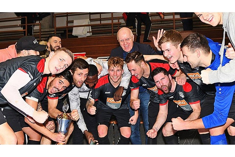Da ist das Ding: Ausgelassen freuen sich die Bezirksliga-Fußballer des SC Bubesheim über ihren verdienten Sieg beim Sparkassen-Cup 2019.  Fotos: Ernst Mayer