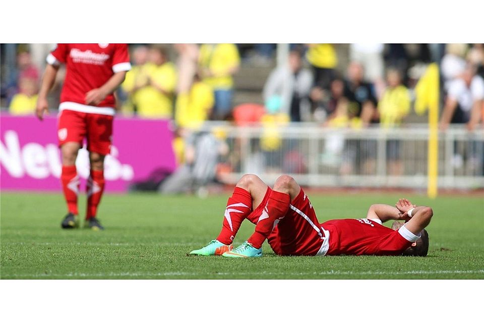 Patrick Lienhard liegt nach der saftigen Pleite in Dortmund restlos enttäuscht auf dem Rasen.  Foto: Eibner