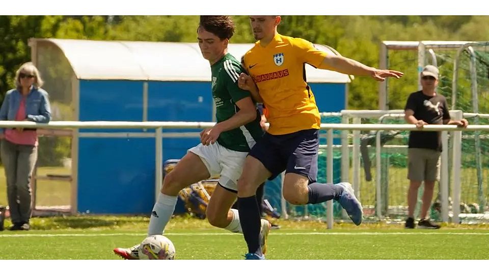 Enger Zweikampf, enges Duell: Letztlich müssen sich Tim Wanderer (l.) und Co. von der SG Oberbiel bei den TSF Heuchelheim II knapp mit 0:1 geschlagen geben. Enger Zweikampf, enges Duell: Letztlich müssen sich Tim Wanderer (l.) und Co. von der SG Oberbiel bei den TSF Heuchelheim II knapp mit 0:1 geschlagen geben. © Isabel Althof