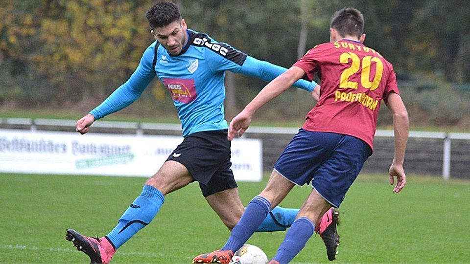 Für ihn ist die Saison beendet: Atef Al Soufi (l.), hier im Duell mit Suryoyes Markus Witmann (r.), verletzte sich im Derby gegen den Hövelhofer SV schwer.
