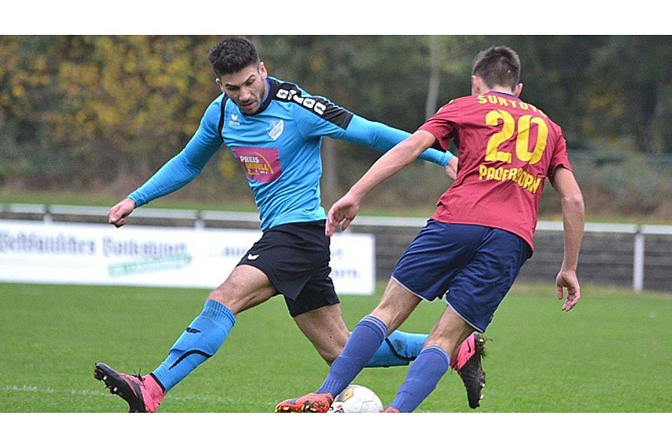 Für ihn ist die Saison beendet: Atef Al Soufi (l.), hier im Duell mit Suryoyes Markus Witmann (r.), verletzte sich im Derby gegen den Hövelhofer SV schwer.