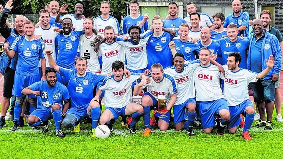 Am (Aufstiegs-)Ziel: Die zweite Mannschaft des SC 09 Erkelenz mit Trainer Erwin Simons (l.) spielt in der kommenden Saison in der Kreisliga B. Foto: Royal