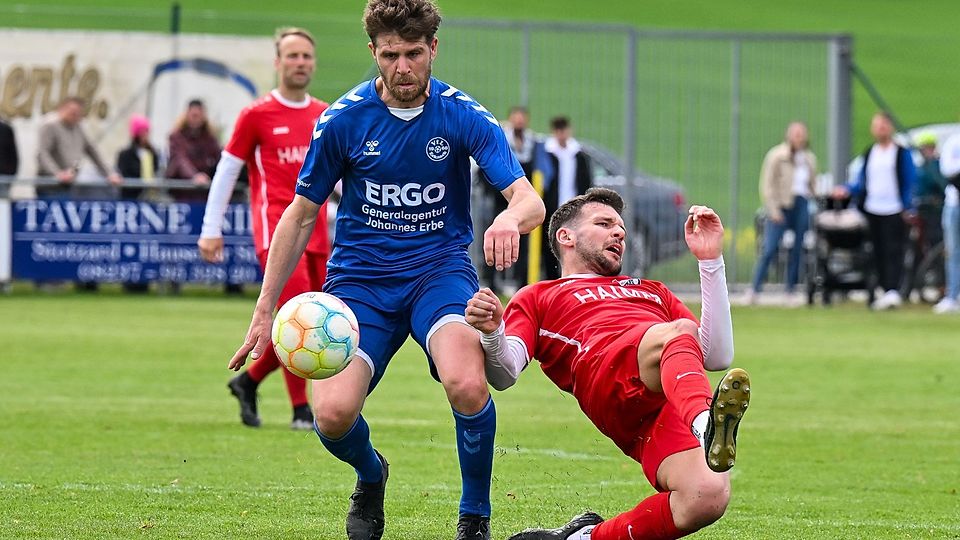 Robin Streit (links) sorgte mit dem VfL Ecknach für eine große Überraschung. Beim Spitzenreiter TSV Hollenbach (rechts Marcel Schoder) gelang ein 2:1-Erfolg.