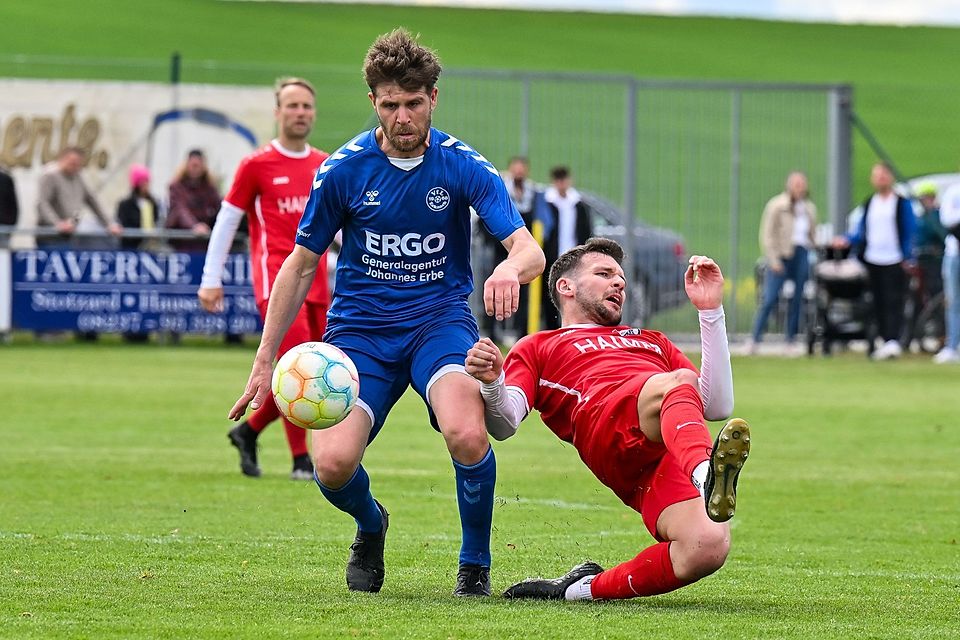Robin Streit (links) sorgte mit dem VfL Ecknach für eine große Überraschung. Beim Spitzenreiter TSV Hollenbach (rechts Marcel Schoder) gelang ein 2:1-Erfolg.