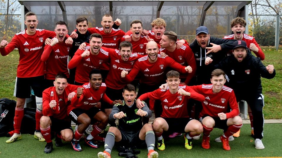 Mannschaft und Trainerteam vom FC Borntal feiert am vergangenen Wochenende ihren bereits siebten Saisonsieg.