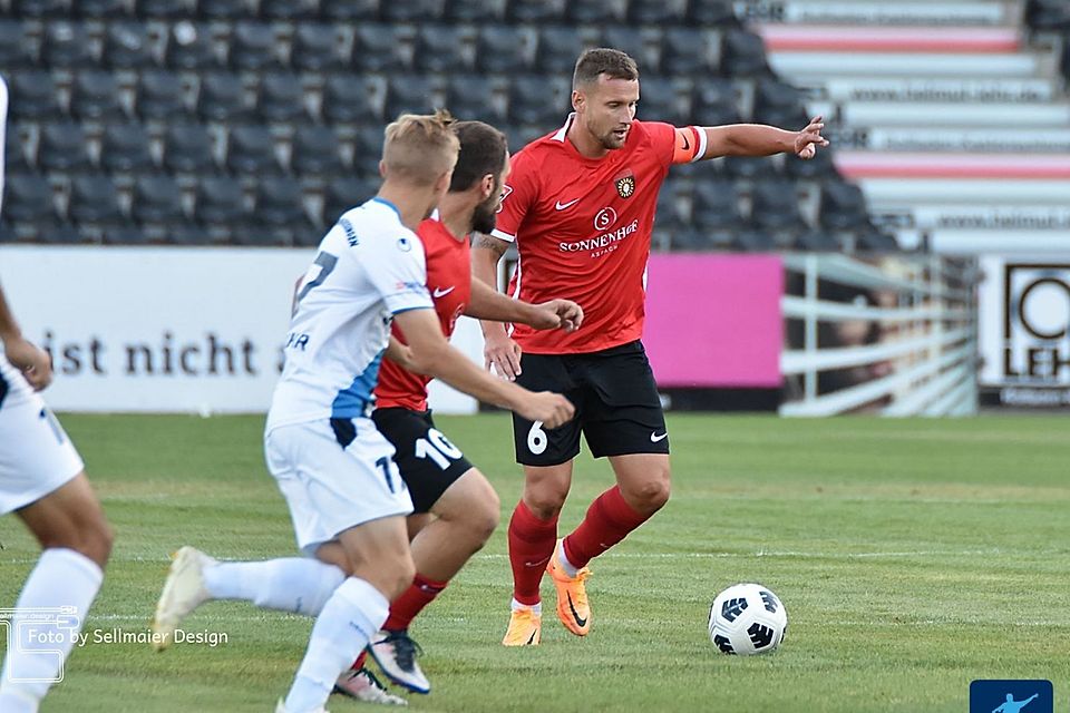 Manuel Konrad (am Ball) verstärkt den FC Memmingen.
