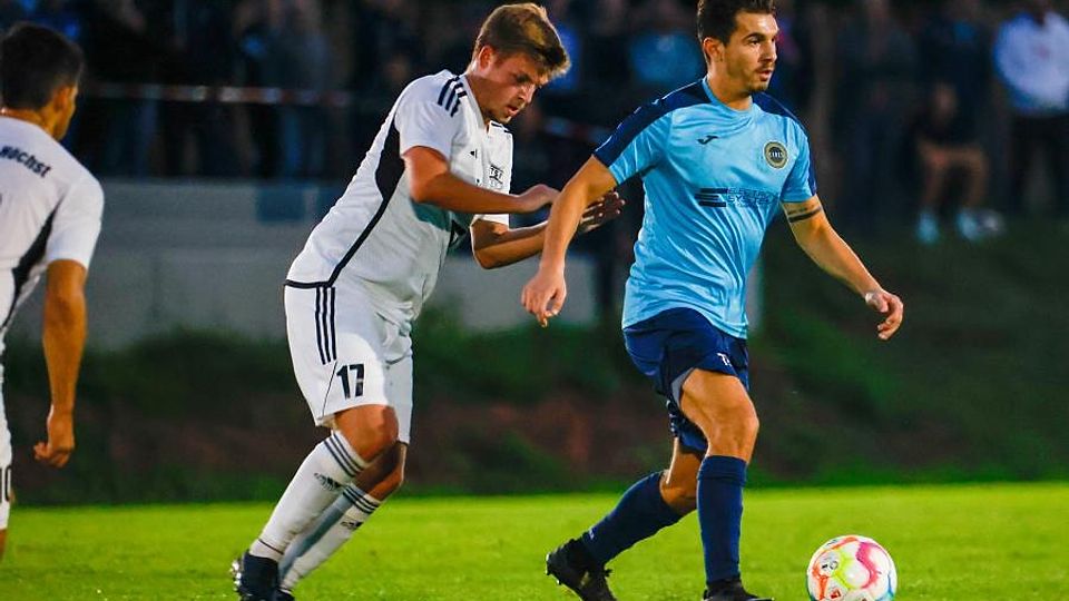 Höchsts Sebastian Geissler (links) verfolgt Hummetroths Giuseppe Burgio. 