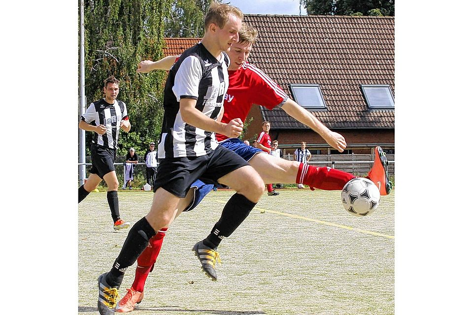 Florian Steffen (im Hintergrund) und der SV Großhansdorf setzten sich knapp mit 1:0 gegen Michael Diener und Aufsteiger SV Preußen Reinfeld III durch. Foto: un