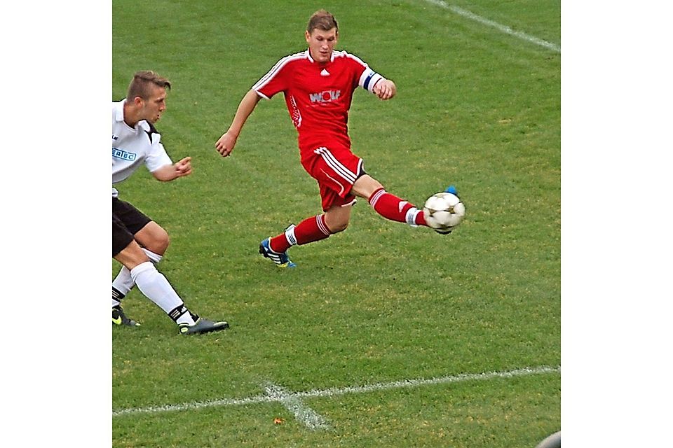 Der SV Schwaig (in weiß) besiegte den TSV Rohr knapp mit 3:2.  Foto: Abeltshauser