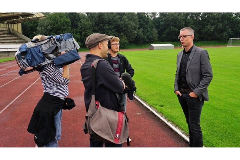 LTS-Vizepräsident im Radio Bremen-Interview. Morgen berichtet der Sender ab 18 Uhr im Sportblitz über die Stadion-Besichtigung mit den DFB-Match-Delegierten. Foto: Rainer Schmidt