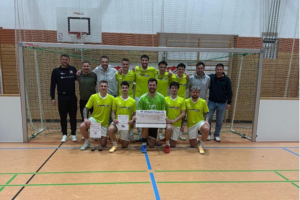 Die Auswahl der Locki Taxi Guest triumphierte beim Bandenkick des FC Salzweg Die Auswahl der Locki Taxi Guest triumphierte beim Bandenkick des FC Salzweg