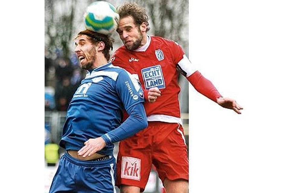 Luftduell: VfB-Routinier Nils Laabs (links) steigt mit SVM-Kapitän Johan-Gerard Wigger zum Kopfball hoch. Piet Meyer