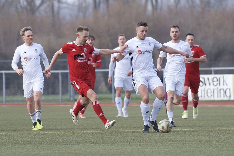 Keine Chance ließ der VfL Kaufering (weiße Trikots) in Überzahl dem Gegner aus Egg.