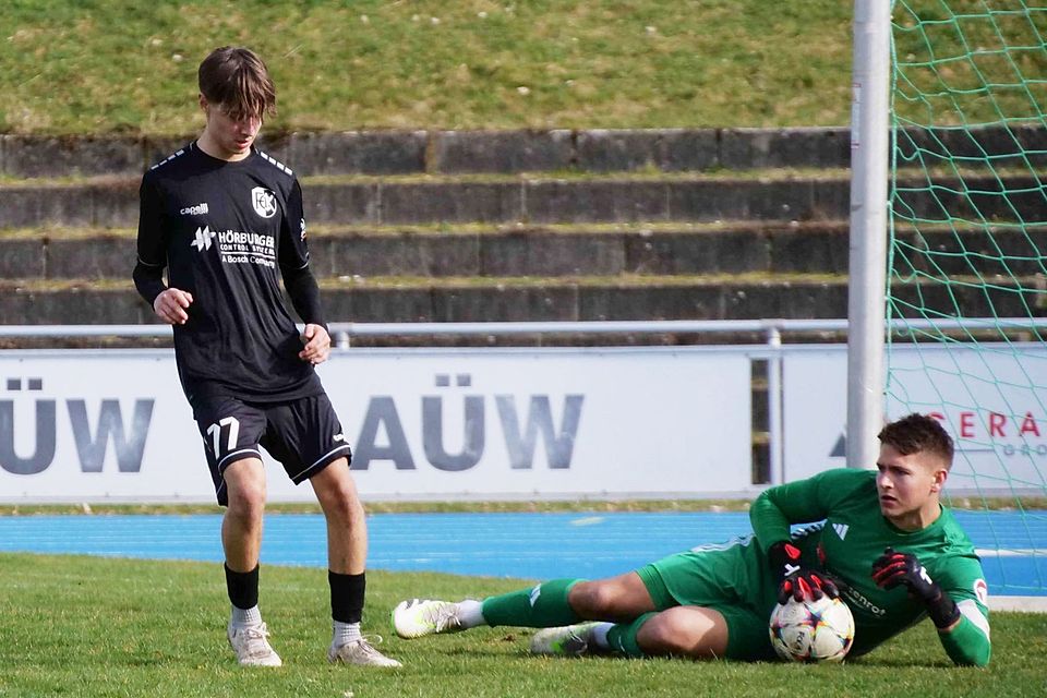 Kemptens Yannick (links) kommt zu spät, der Kauferinger Keeper Michael Wölfl hat den Ball unter sich begraben und den VfL-Sieg damit gesichert.