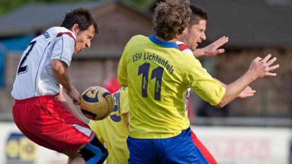 "Manchmal muss man dahin, wo`s weh tut." 1. Vorsitzender des ESV Lichtenfels, André Roder (Nr.11) im Zweikampf. Foto: Uwe Gick