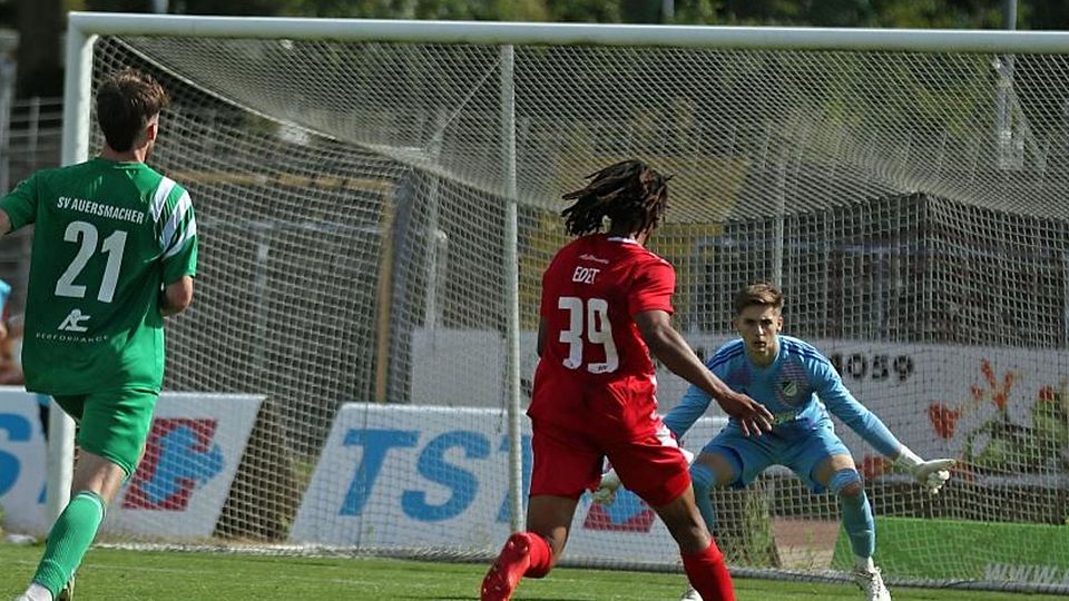 Gleich landet der Ball links im Tornetz: Wormatia-Angreifer Bobby Edet rennt seinem Gegenspieler Sandro Kempf davon und lässt beim 2:0 auch Auersmacher-Keeper Timo Müller keine Chance.	Foto: Christine Dirigo/pakalski-press