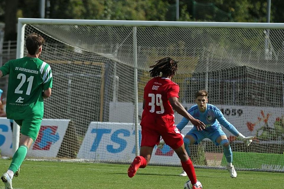 Gleich landet der Ball links im Tornetz: Wormatia-Angreifer Bobby Edet rennt seinem Gegenspieler Sandro Kempf davon und lässt beim 2:0 auch Auersmacher-Keeper Timo Müller keine Chance.	Foto: Christine Dirigo/pakalski-press