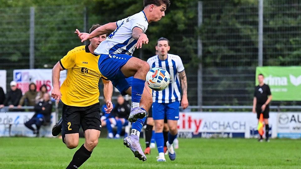 Wenn es läuft, dann läuft es. Und beim SC Griesbeckerzell lief der Ball gegen Aufsteiger Sport-Freunde Bachern gut. Hier zaubert der Zeller Benedikt Renger, der beim 7:1 zu den Torschützen zählte.