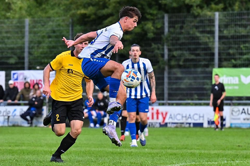 Wenn es läuft, dann läuft es. Und beim SC Griesbeckerzell lief der Ball gegen Aufsteiger Sport-Freunde Bachern gut. Hier zaubert der Zeller Benedikt Renger, der beim 7:1 zu den Torschützen zählte.