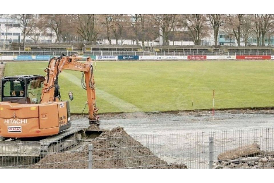 Jetzt können sich die Bagger im Hans-Walter-Wild-Stadion endlich auch jenem Teil der Sanierung widmen, der den Bayreuther Fußballanhängern am wichtigsten ist: Für die Stehränge auf der Gegengeraden gibt es einen überdachten Neubau. Foto: Andreas Harbach