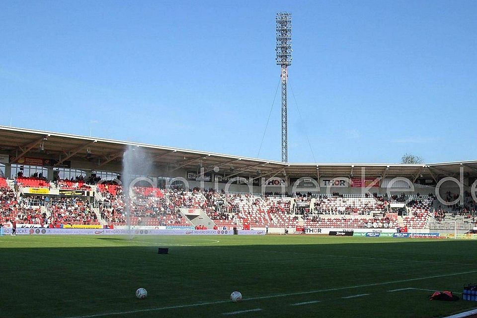 Mehr als 2.000 Besucher dürfen aktuell deutschlandweit nur in Erfurt in ein Fußballstadion.