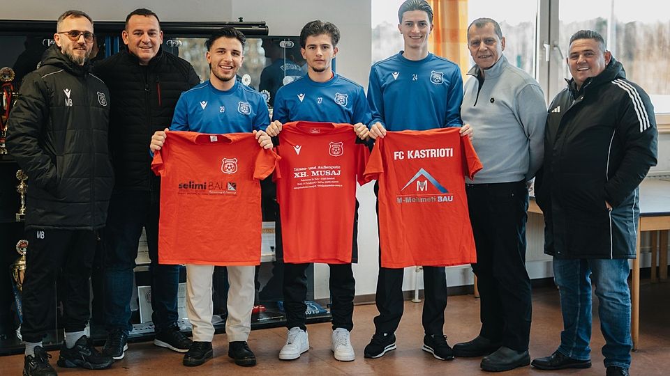 (v.l.:) Milaim Bobaj (Trainer & sportlicher Leiter), Elver Selimi (Vorstandsmitglied), Benard Imeri, Lorik Berisha, Theodoros Tsoukas, Maliq Mehmeti (Vorstandsvorsitzender), Mustaf Bellaina (Vorstandsmitglied)