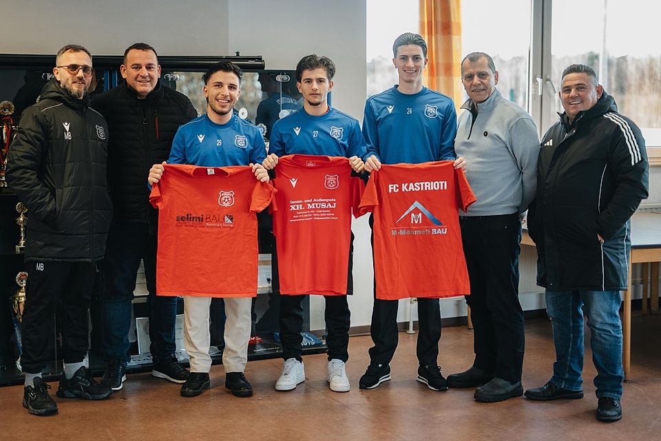 (v.l.:) Milaim Bobaj (Trainer & sportlicher Leiter), Elver Selimi (Vorstandsmitglied), Benard Imeri, Lorik Berisha, Theodoros Tsoukas, Maliq Mehmeti (Vorstandsvorsitzender), Mustaf Bellaina (Vorstandsmitglied)