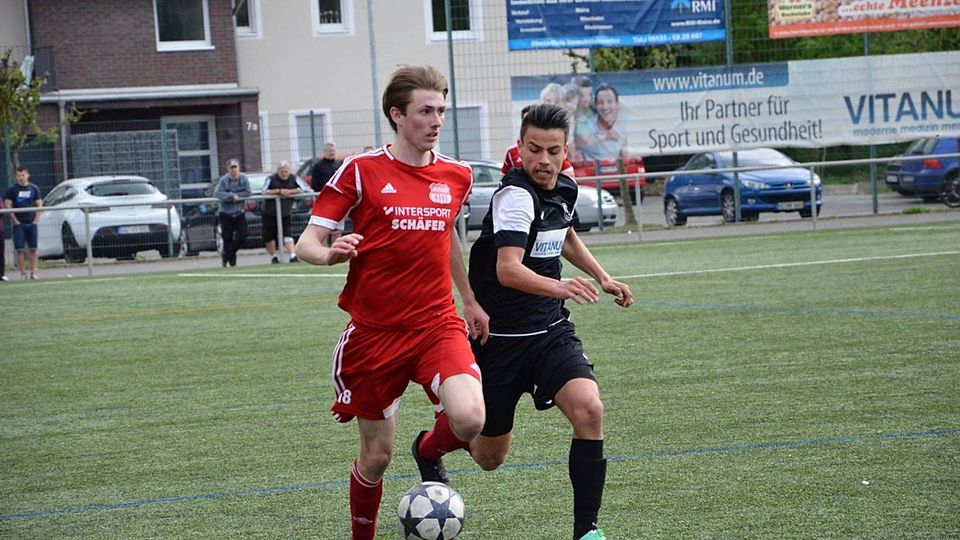 Tom Ehrhardt (links) ist der prominenteste Wechsel in der A-Klasse. Hier bestreitet er einen Zweikampf im Diensten von RWO Alzey gegen den VfB Bodenheim. F: Boor