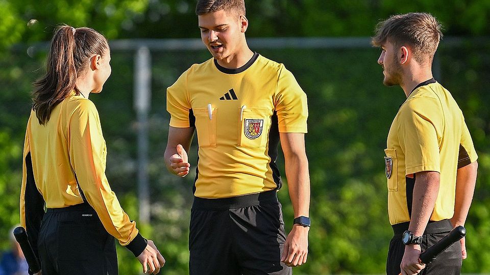 Darf in der neuen Saison Regionalliga-Spiele pfeifen: Lukas Schwendner (Mitte).