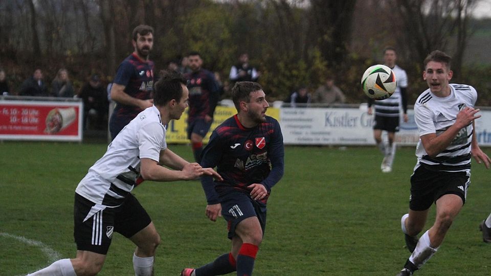 Tabellenführer Türk Sport Garching (im Bild Özcan Özbek, Mitte) hatte alles im Griff bei seinem Gastspiel in Arnbach (weiße Trikots).