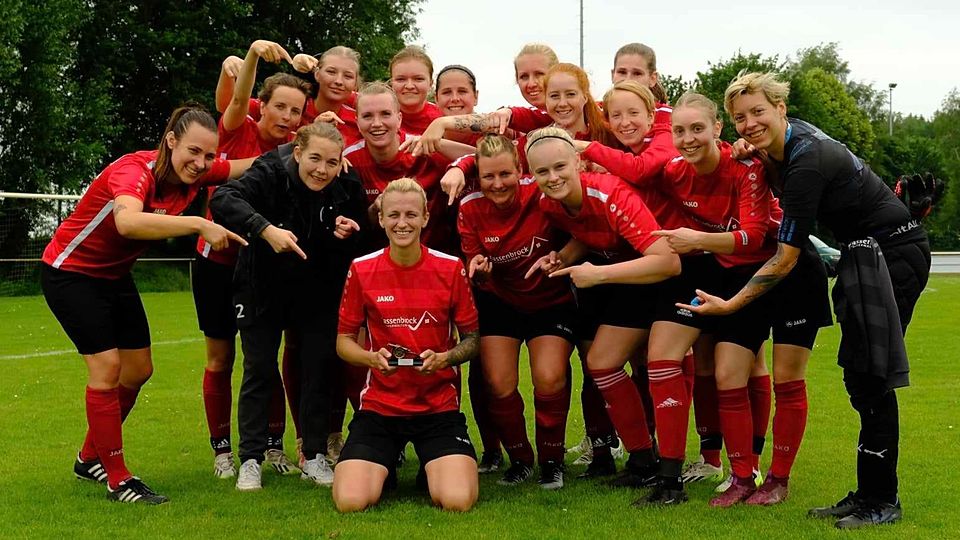 Aline Stenzel mit Ihrer Torjäger-Trophäe 