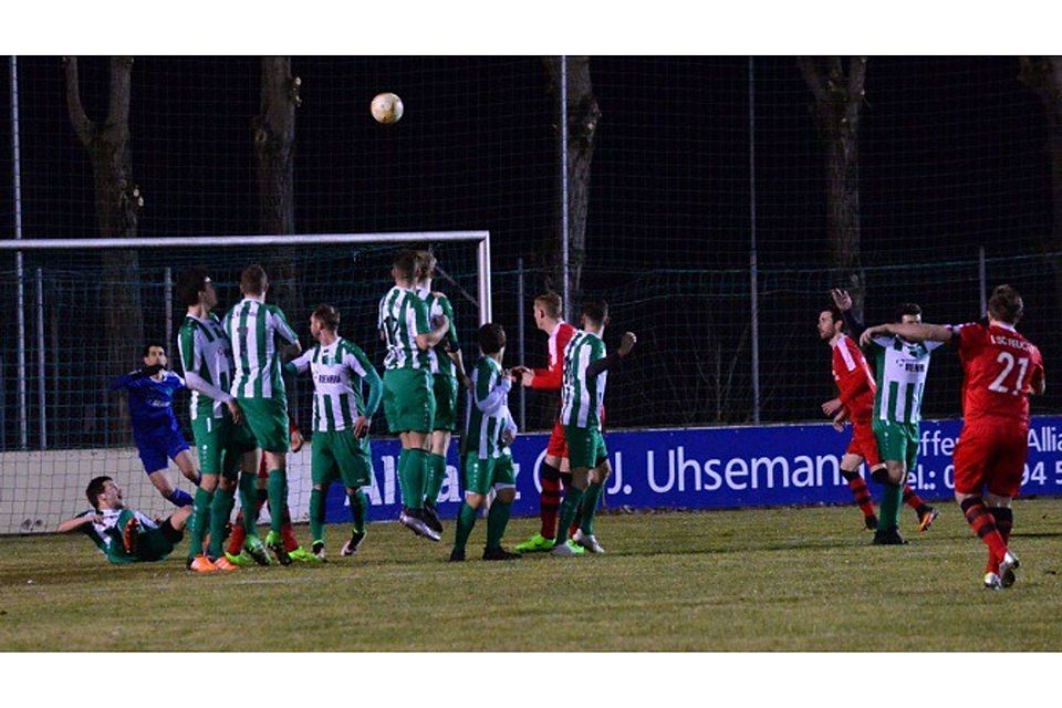 Der Freistoß zum 1:0 - Feucht siegt am Ende in Eltersdorf. F: Klaus-Dieter Schreiter