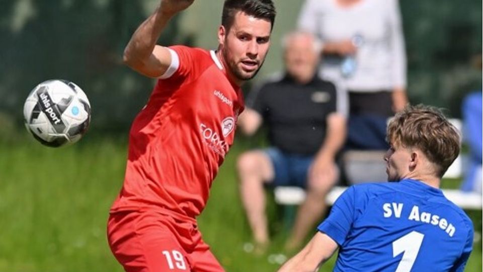 Löffingens Marco Kopp setzt in dieser Szene den Ball knapp am Aasener Keeper und Tor vorbei. 