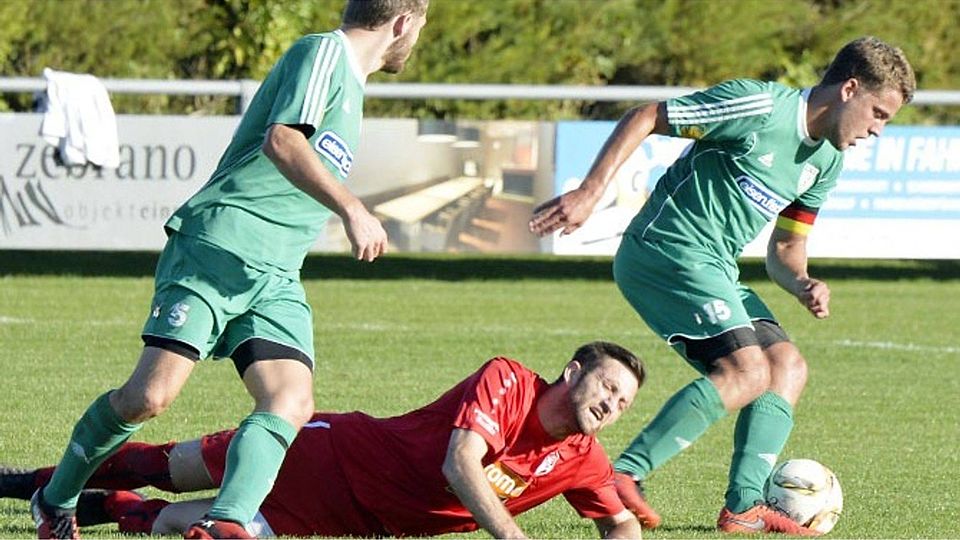 Hakan Polat (Mitte) und der SC Bubesheim haben wieder das Nachsehen: Gegen Stefan Klaß (rechts), Mario Bortolazzi und die Reserve des TSV Nördlingen setzte es eine 1:3-Niederlage.	   F.: Ernst Mayer