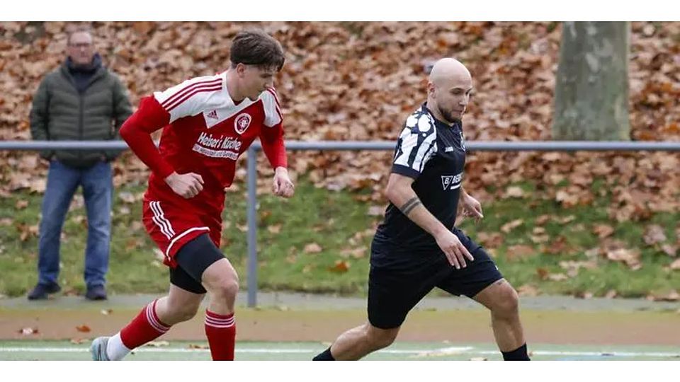 Budenheims Nick Murana (in Schwarz) behauptet sich in dieser Szene gegen SVW-Spieler Laurin Alt, muss mit seiner Mannschaft am Ende aber eine Auswärtsniederlage einstecken. Foto: Stefan Sämmer/sfs