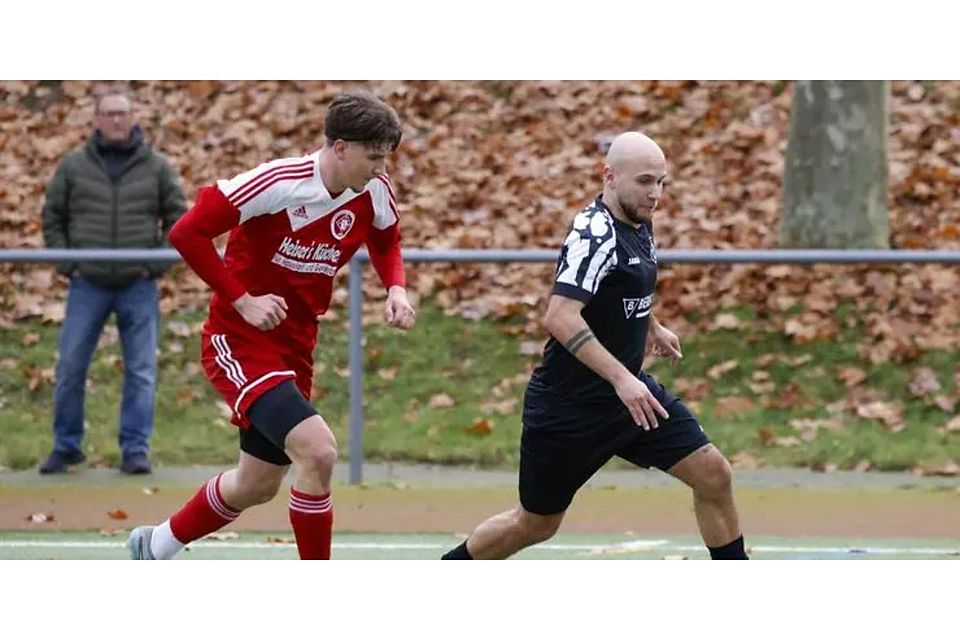 Budenheims Nick Murana (in Schwarz) behauptet sich in dieser Szene gegen SVW-Spieler Laurin Alt, muss mit seiner Mannschaft am Ende aber eine Auswärtsniederlage einstecken. Foto: Stefan Sämmer/sfs Budenheims Nick Murana (in Schwarz) behauptet sich in dieser Szene gegen SVW-Spieler Laurin Alt, muss mit seiner Mannschaft am Ende aber eine Auswärtsniederlage einstecken. Foto: Stefan Sämmer/sfs