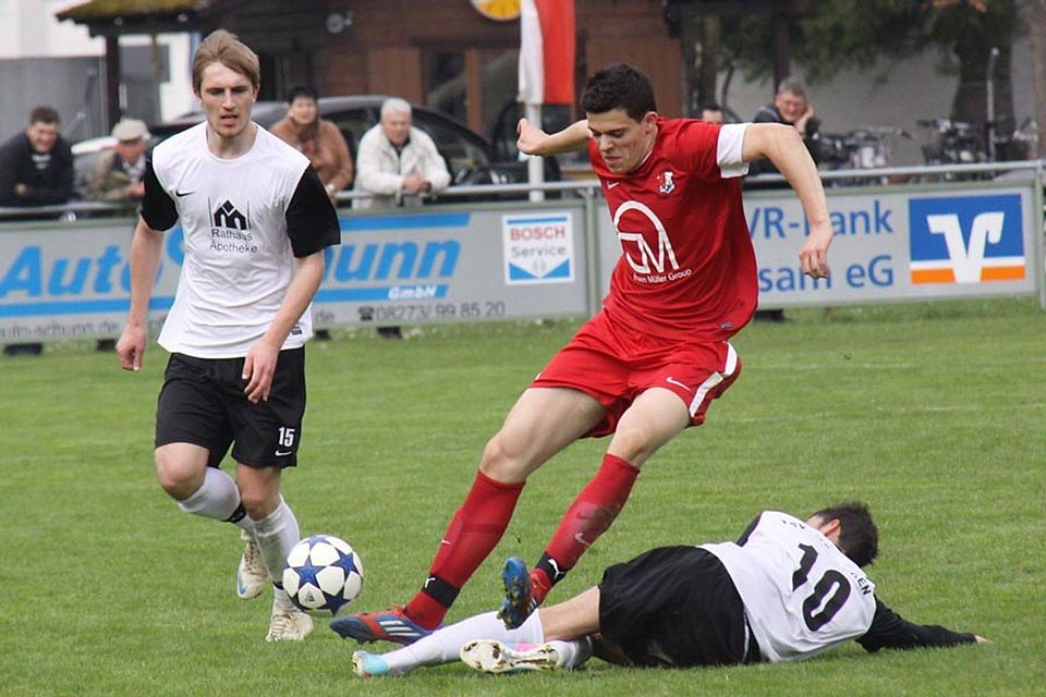 Mit vereinten Kräften mühten sich die Meitinger Fabian Wolf (am Boden) und Sebastian Schnell (links) gegen Wertingens Florian Bauer.	F.: K. Tautz