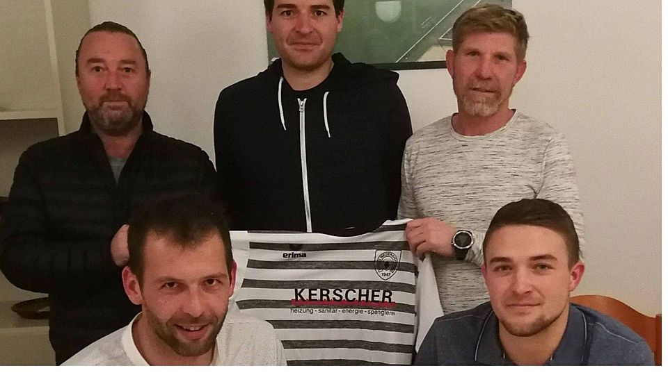 Die SpVgg-Abteilungsleitung mit den beiden neuen Spielertrainern Markus Vesely (vorne links) und Florian Wischinski (vorne rechts)