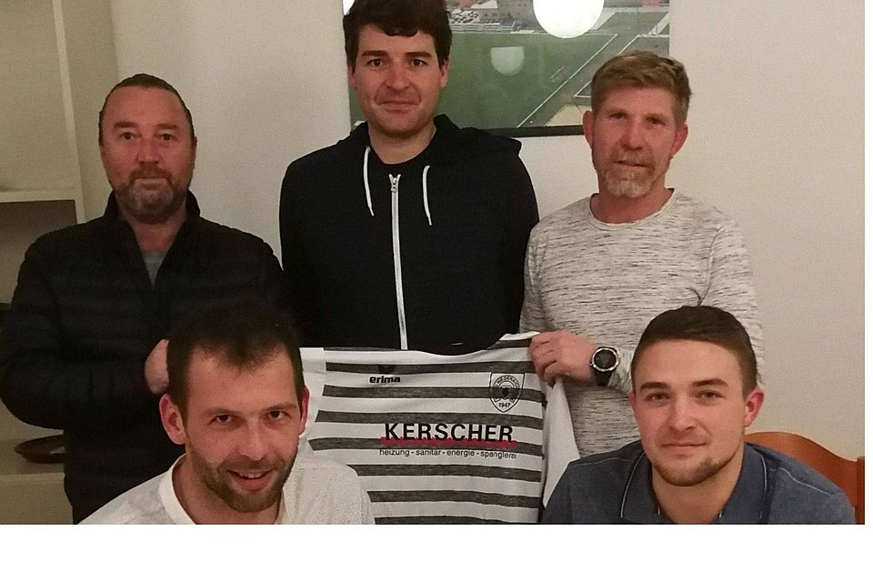 Die SpVgg-Abteilungsleitung mit den beiden neuen Spielertrainern Markus Vesely (vorne links) und Florian Wischinski (vorne rechts)