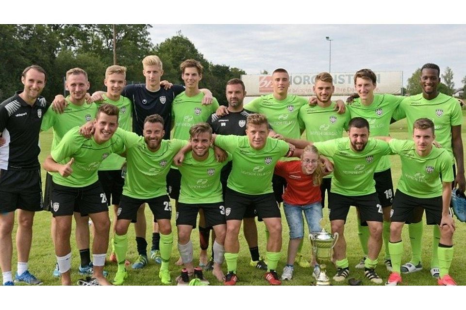 Jubel in grün: Oberligist SSV Reutlingen Fußball freute sich gestern in Rübgarten über den Gewinn des Morgenstern-Cups. Im Finale wurde abermals der VfL Pfullingen besiegt.