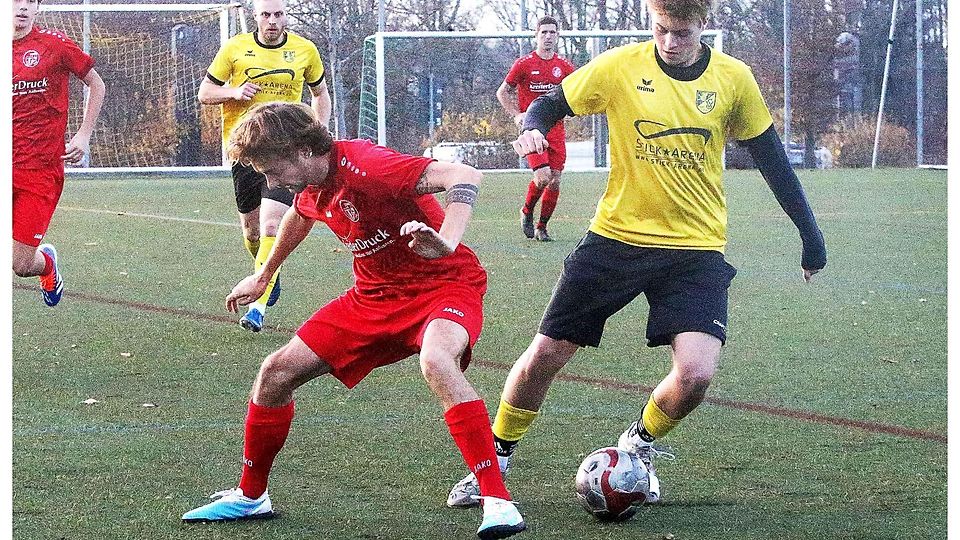 Spielentscheidender Treffer: Der Tölzer Jonas Lützel (re.) erzielte das 1:0, hier im Zweikampf mit Ascholdings Kilian Ketterl.