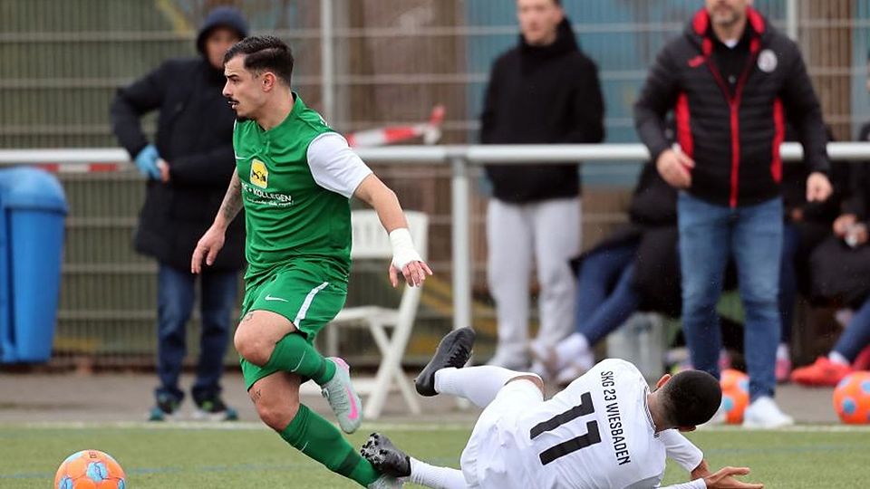 David Perez de Los Santos (links, am Boden Ajmir Koochi von der SKG 23 Wiesbaden) zählt beim SV Niedernhausen zu den Stammkräften, die für die nächste Runde ligaunabhängig zugesagt haben. 	Foto: Frank Heinen