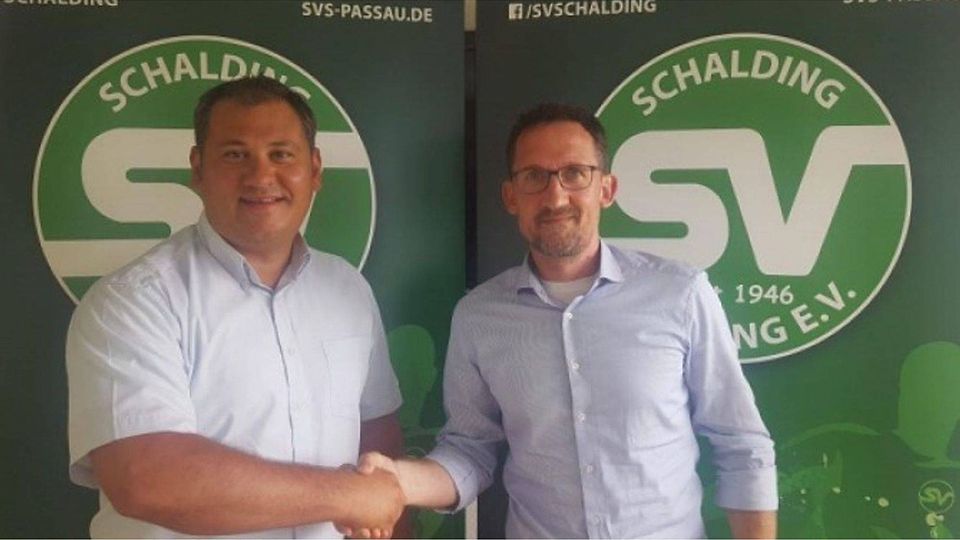 Schaldings Fußballchef Markus Clemens (re.) begrüßt den neuen Co-Trainer Christian Dullinger  Foto:SVS