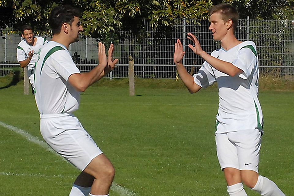 Stefan Stronczik (rechts) war beim 3:0-Sieg gegen die MBB SG Augsburg mit seinen beiden Treffern der »Mann des Spiels«.  Archivfoto: Schlickenrieder